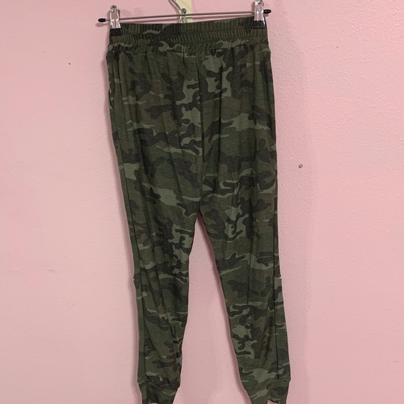Women’s Camo Green Jogger Pants XS - Picture 3 of 5